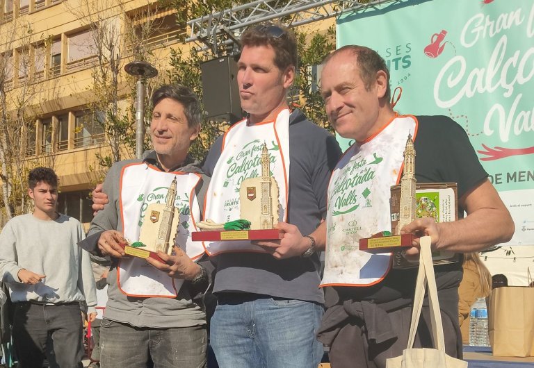 Es cruspeix més de 3kg de calçots per guanyar el prestigiós concurs de Valls