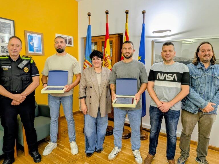 Reconixement a dos agents de la USIR per salvar tres vides en un accident a la B-682