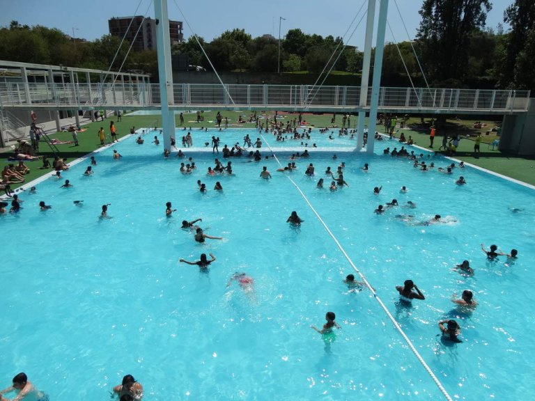 Les piscines municipals de Santa Coloma recuperen la calma després d’anys de conflictes